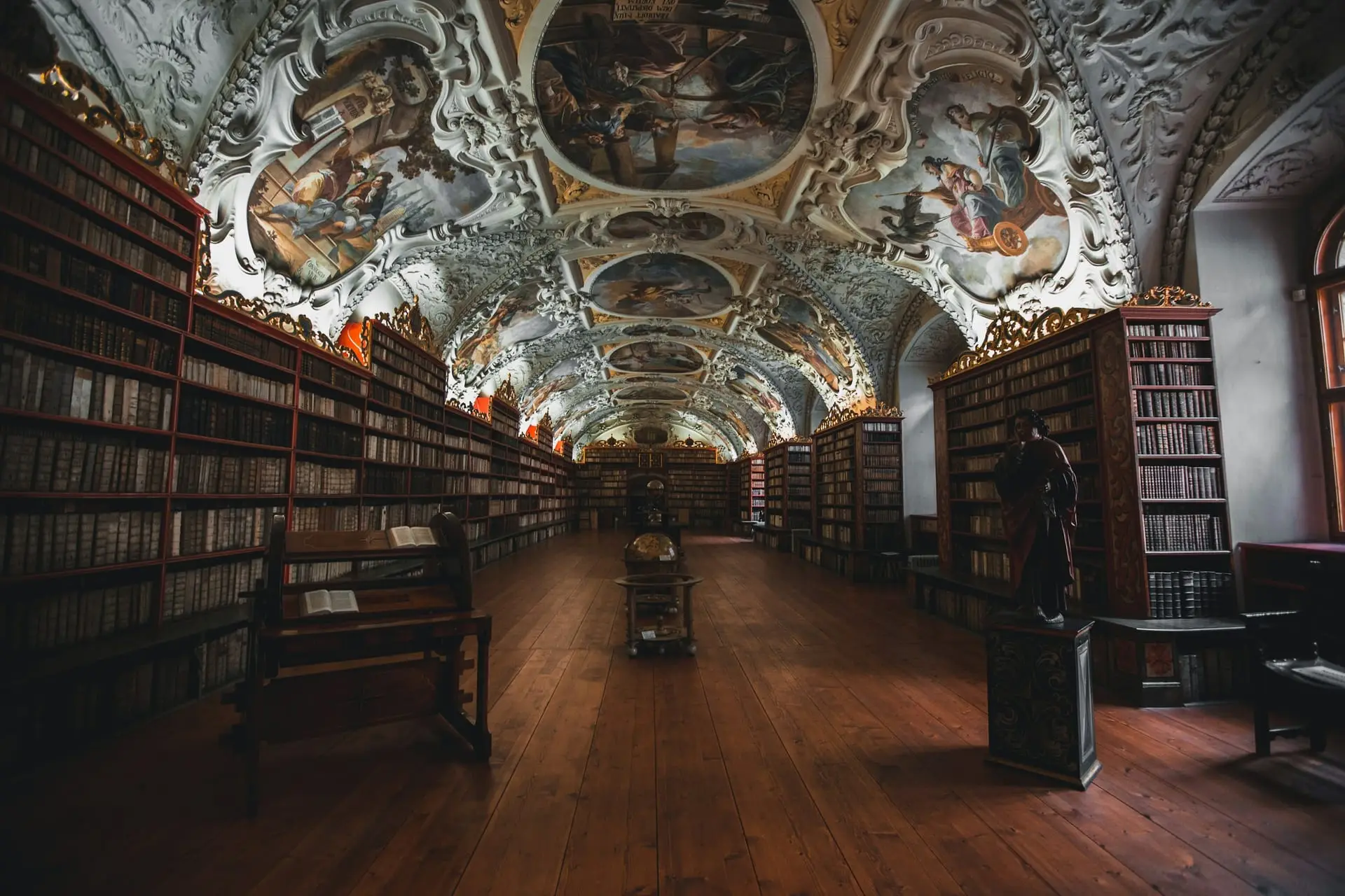 Biblioteca histórica con bóveda pintada