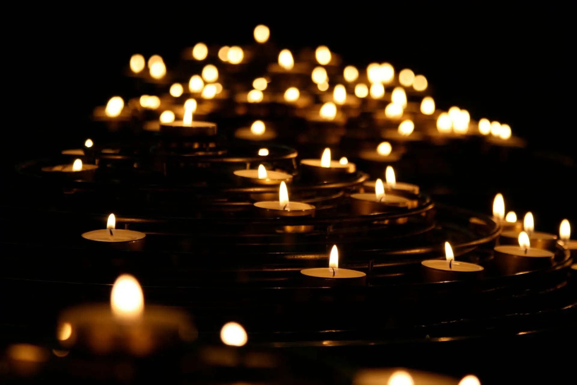 Velas encendidas en la penumbra